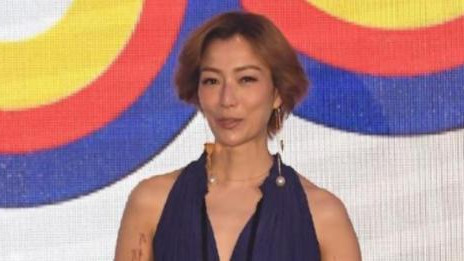 郑秀文|歌手郑秀文近况曝光，现身某活动，身穿挂脖短裙尽显身材