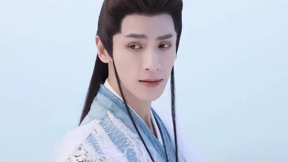 明星|《长月烬明》官宣，本以为白鹿够美了，谁知女二号才是惊鸿一瞥