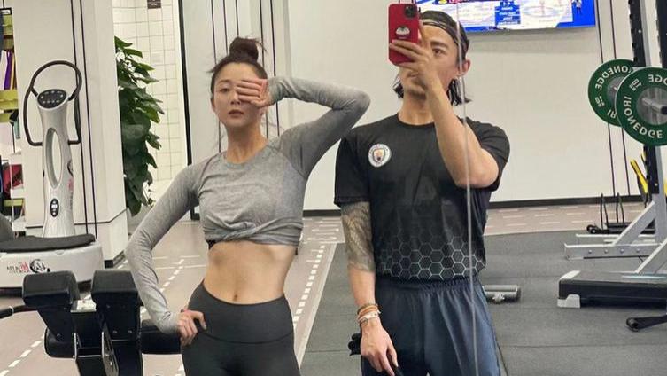 殷桃|42岁殷桃瘦出新高度！穿露脐装肋骨凸显，高1.66体重不过百身材绝绝子