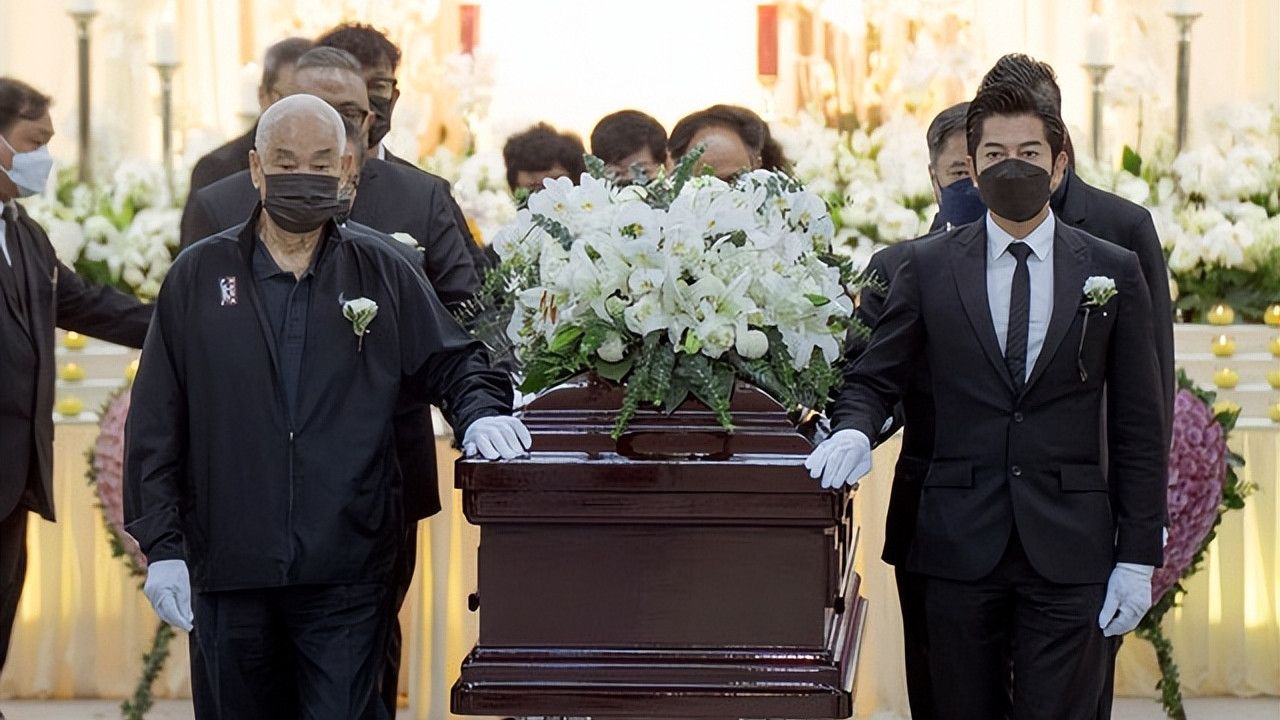 郭富城|重情重义！郭富城为经纪人父亲扶灵，站首位表情严肃悲伤难掩