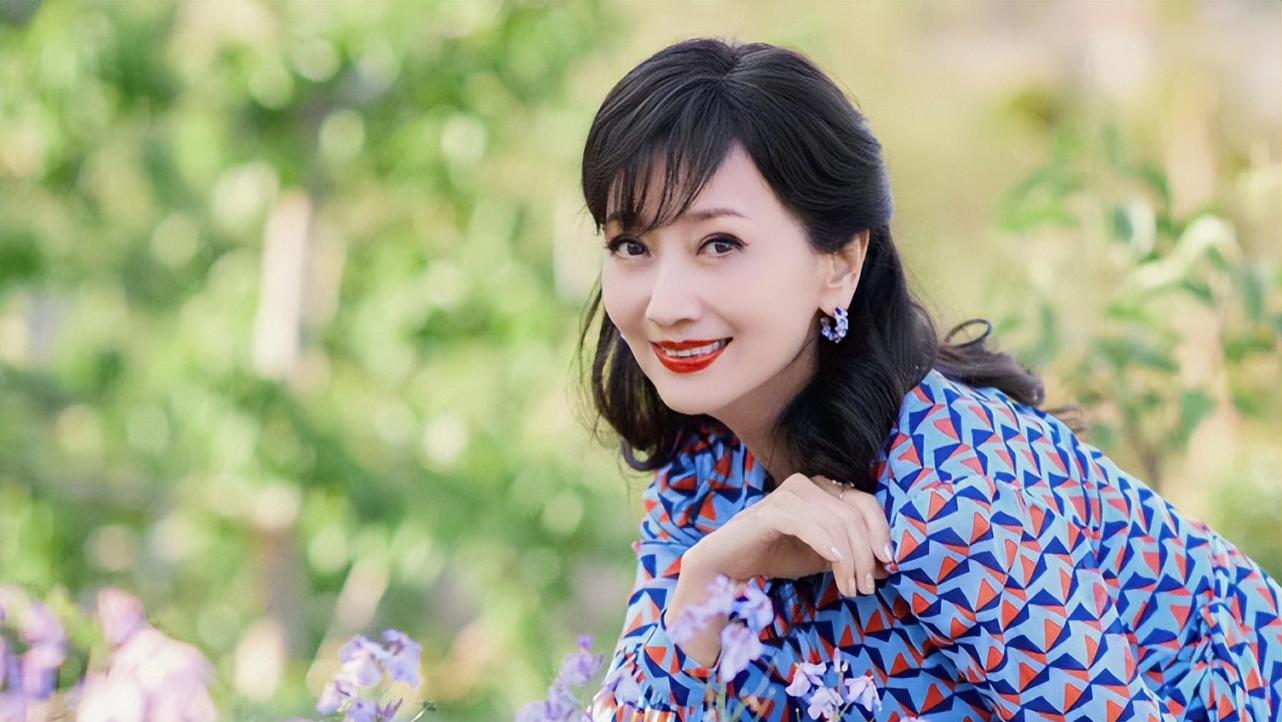 春夏穿搭 赵雅芝很懂怎么显年轻，学小姑娘穿碎花裙拍照，看着真不像67岁了