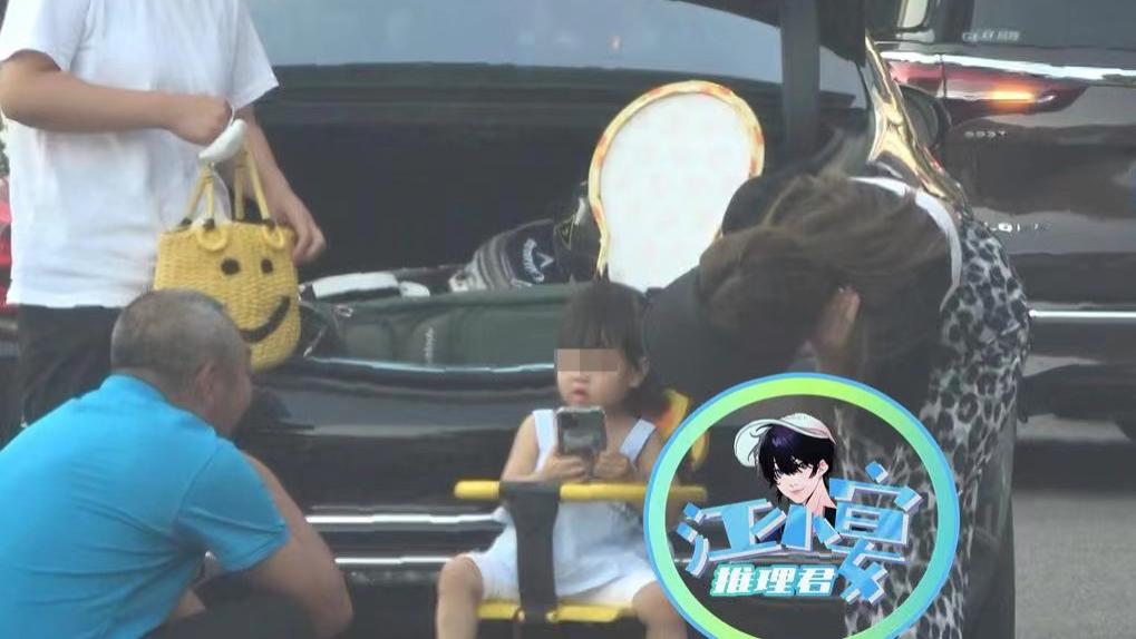 释小龙|曝释小龙已结婚生子，女儿被保姆紧抱手中，妻子随行身材凹凸有致