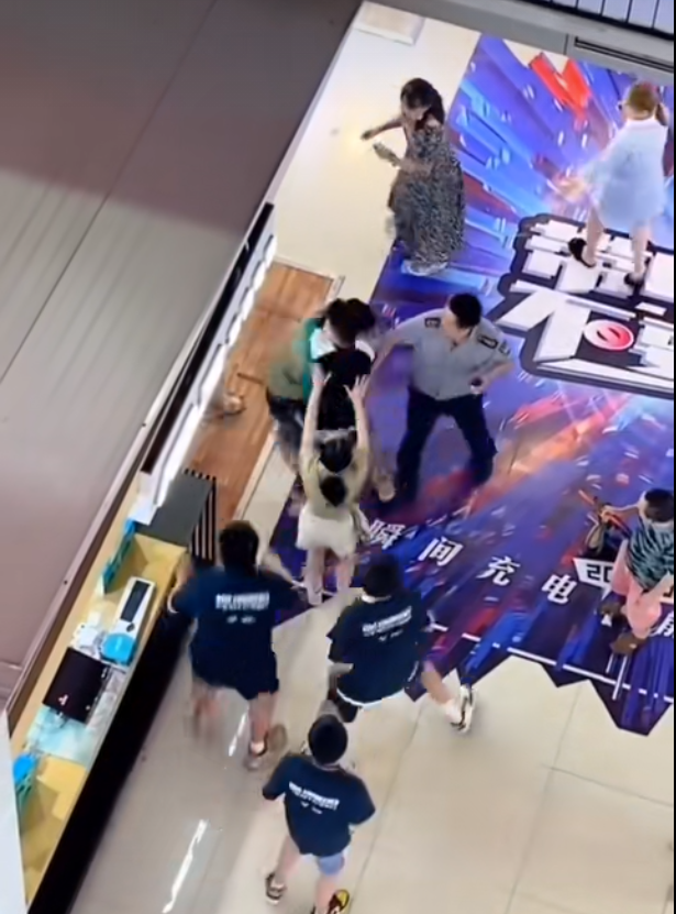 |低价买电脑却被加价2500,顾客与商家起冲突,被多人围殴