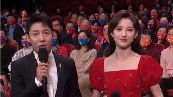 撒贝宁|撒贝宁谈春晚失误，吓得手脚发凉，头皮发麻。 台上一分钟，台下十年功。