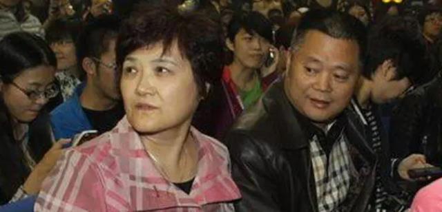 李宇春父亲 女儿4登春晚是我的骄傲 如今她38岁仍未婚让我操碎心 李宇春她爸 李宇春和妈妈