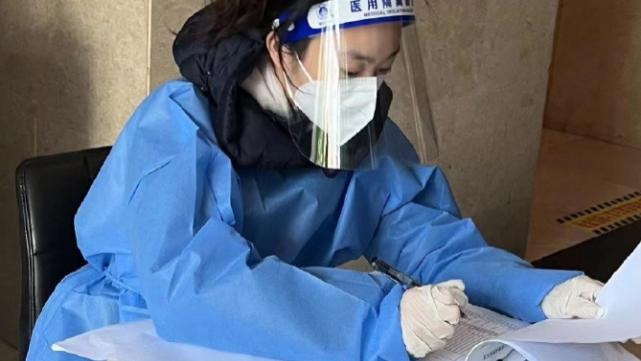 |孙艳当志愿者被赞扬，姐姐姐夫孙俪邓超却遭逼捐，风评相差太大