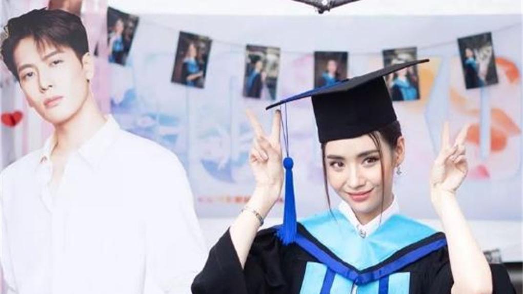 王嘉尔|王嘉尔有多受泰星欢迎，Mookda、PP毕业典礼都有他的人形牌