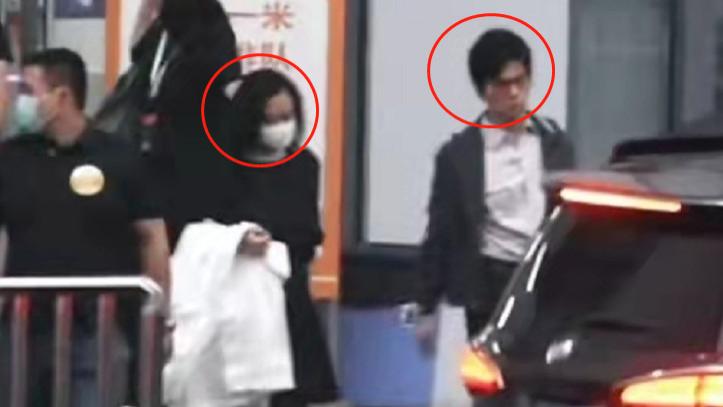 李健|李健42岁妻子罕曝光，紧跟老公录节目似粘人精，长发飘飘气质出众