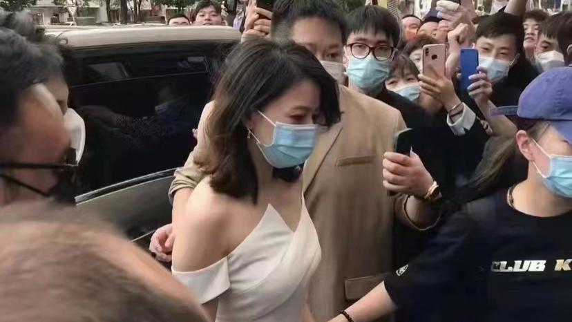 高圆圆|高圆圆跟女主持同台，因为一件衣服引热议，对方发文：别骂了！