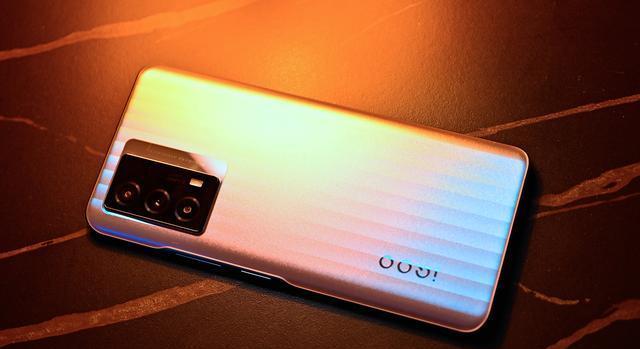 小米科技|iQOO发力618，LCD屏+五千毫安+64MP三摄，堪称真香的千元机