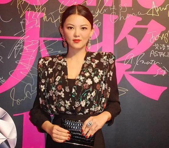 李湘|李湘新恋情疑曝光，王岳伦三天会两女，撕开离婚的遮羞布