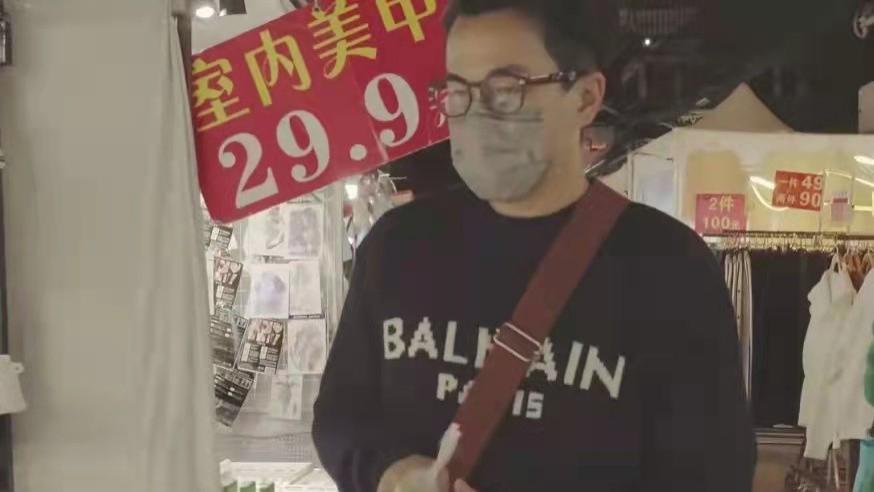 刘恺威|47岁刘恺威霸总范不再！穿卫衣吃路边摊竟无人识，离婚后人气大减
