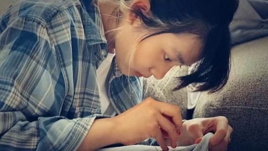 黄磊|黄磊女儿多多沉迷于缝纫机，用旧衣服做包颇具设计感，真心灵手巧