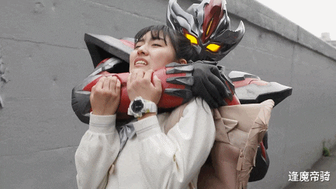 名场面|动漫界“最猛”壁咚名场面,对方毫不心动,且“害怕极了”!