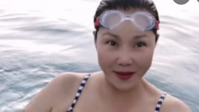 田震|55岁田震在澳洲喝咖啡视频曝光，引起全网关注！