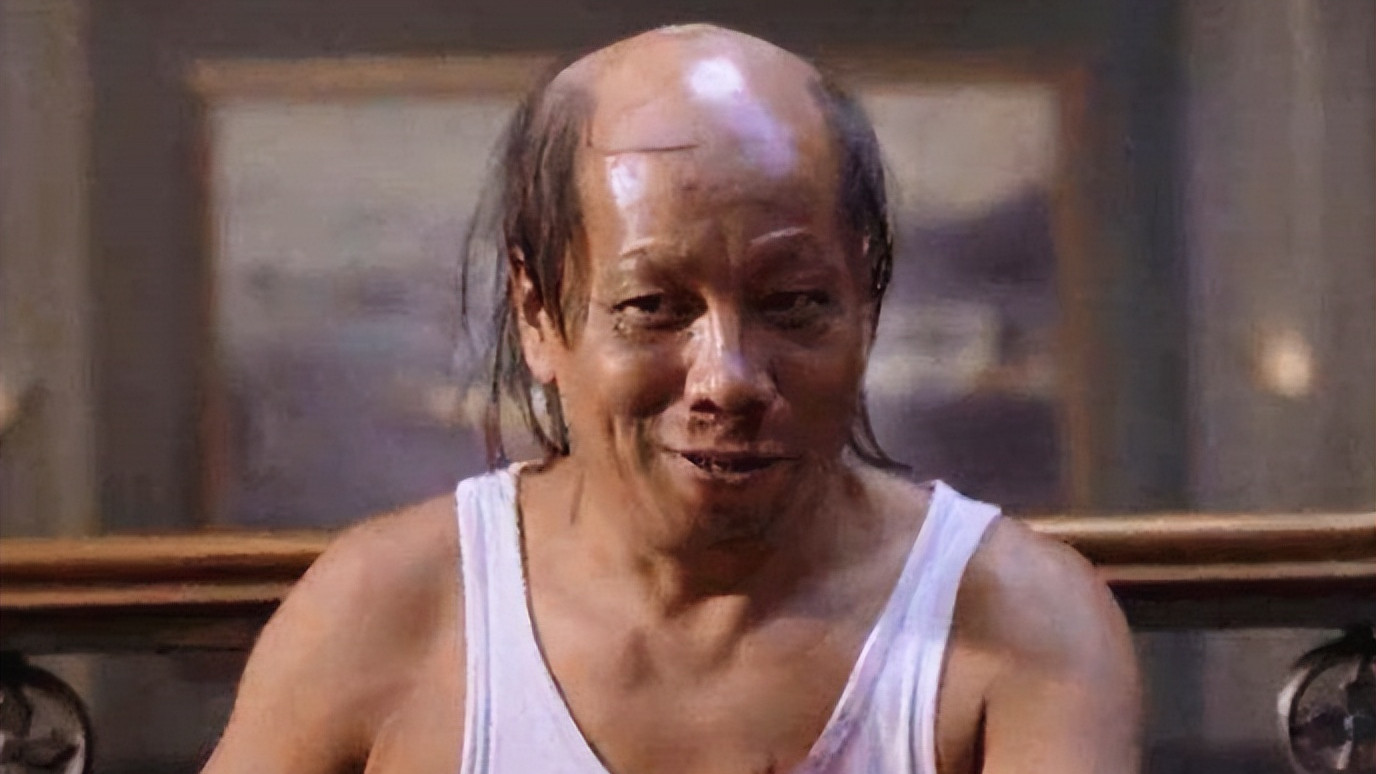 |74岁梁小龙定居内地，豪宅烧烤太惬意，花园里种满绿植环境优美