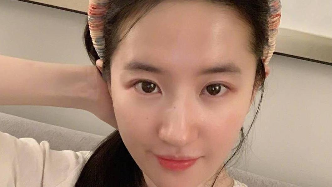 刘亦菲|刘亦菲近照，素颜出镜，网友：很拉低颜值的啊！您认为呢？