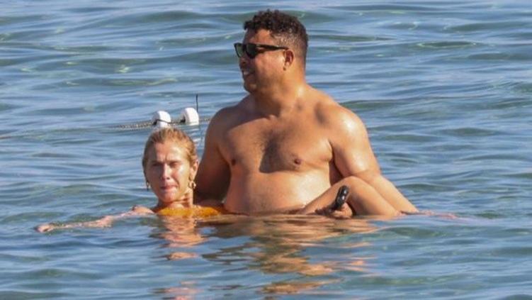 刘嘉玲|罗纳尔多携90后女友海边度假，胖到认不出，被盗2000万不影响心情