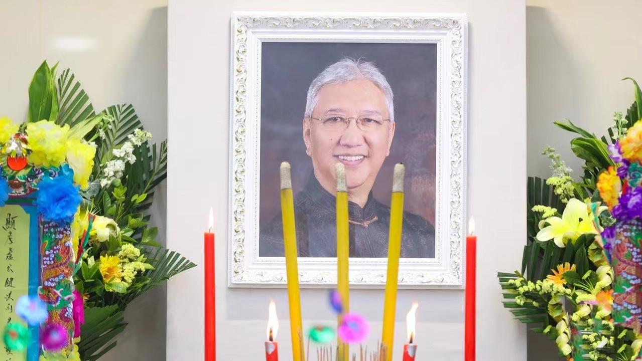 卢雄|“星爷御用配角”卢雄设灵，王祖蓝痛失恩师，携妻李亚男送花牌悼念