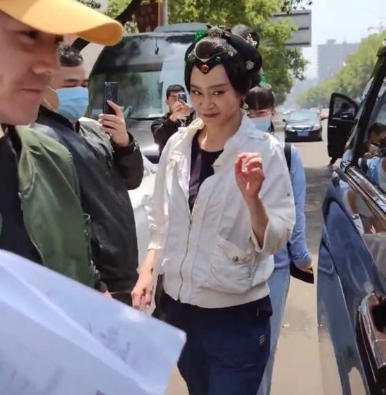 刘雪华|刘雪华在横店拍戏，一脸浓妆也难掩老态，网友：61岁的女人不容易
