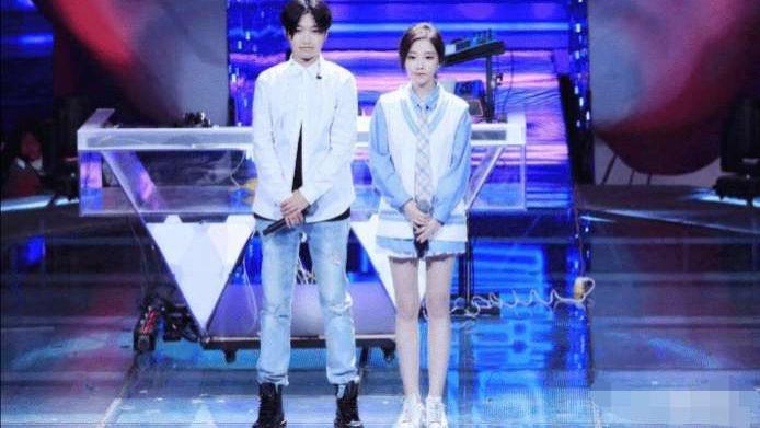 冯提莫|当1米59鞠婧祎遇到1米58冯提莫，身高仅差1厘米，到底谁更胜一筹？