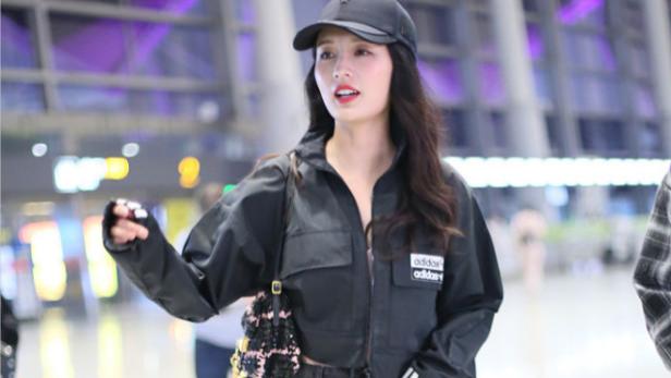 李沁|真羡慕李沁这大长腿，没什么多余的赘肉，穿短裤太有“辣妹”范了