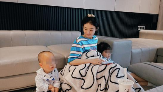 赵丽颖|赵丽颖和闺蜜私下聚会！素颜出镜脚踩椅子上，桌上千元名酒太抢眼