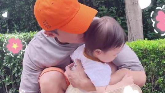 |王灿晒老公带娃，杜淳陪女儿骑车，紧跟蛋饺身后给她扇扇子好温柔