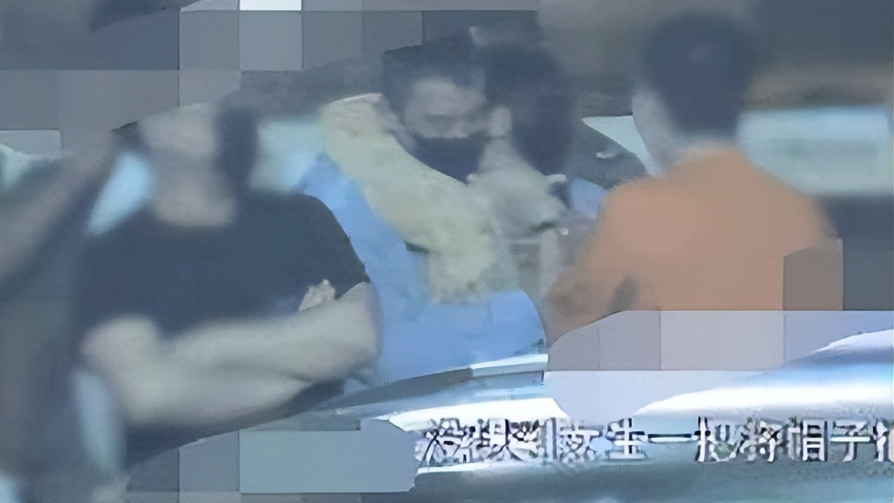 欧豪|欧豪与女子当街熊抱搂腰，女方主动行为亲密，前女友在英国待产