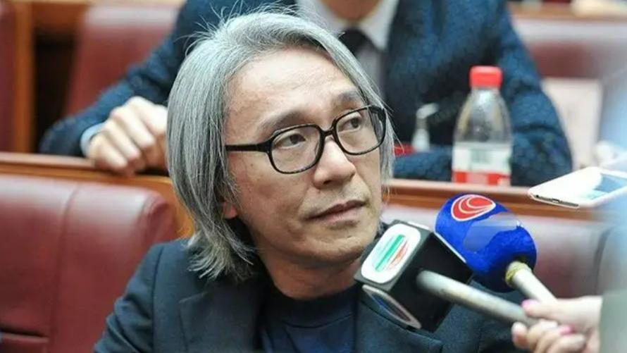 周星驰|周星驰：被误解30年，59岁已满头白发，无人读懂他的心酸泪