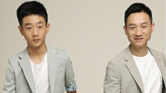 杨阳洋|杨威晒父子八年前后对比照，12岁杨阳洋身高赶上爸爸，阳光帅气