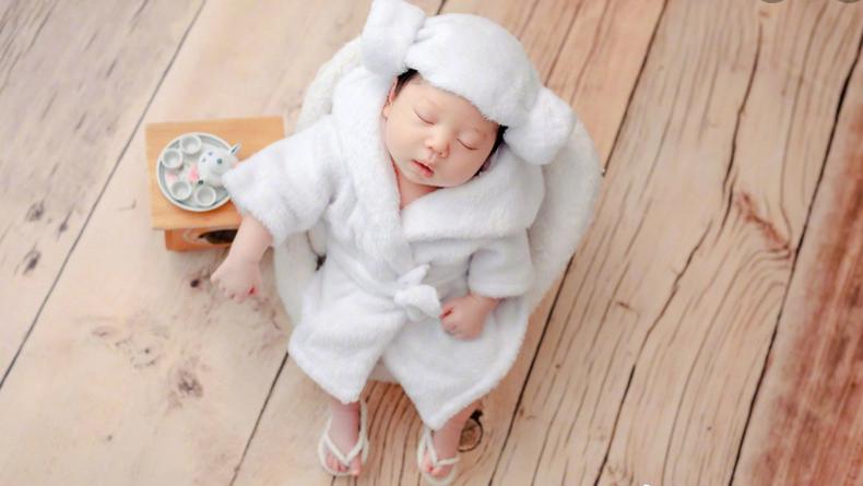 李小萌|李小萌首晒二胎正脸！儿子穿浴袍人字拖超可爱，眼睛嘴巴太像爸