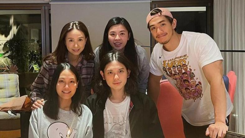 吴婉芳|霍启刚堂妹婚后首张全家福曝光，婆婆吴婉芳素颜出镜，54岁似少女