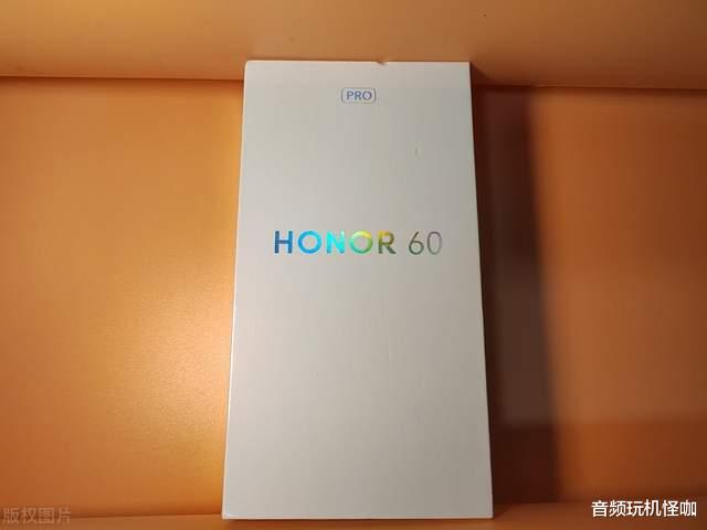 荣耀|从荣耀70新机身上，可以清晰地看出，手机行业正逐渐转型