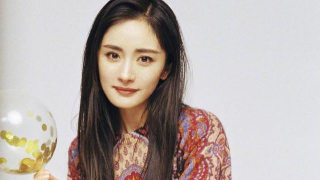 明星 化妆师谈给明星化妆：一个基本妆2小时，带28公斤化妆箱跟妆，有时要煮假发