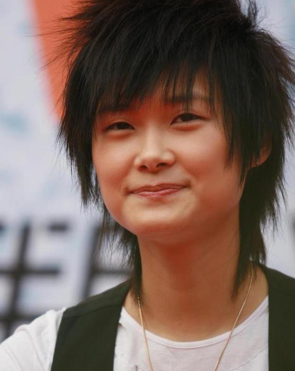 李宇春父亲 女儿4登春晚是我的骄傲 如今她38岁仍未婚让我操碎心 李宇春她爸 李宇春和妈妈