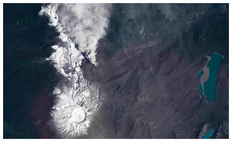 多处火山赶在2022年尾喷发，意味着什么？地球或将进入极寒期？