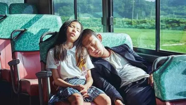 《无声》是为韩国19世纪60年代的韩国犯罪题材的黑幕喜剧片，导演、刘亚仁和刘在明共同出演