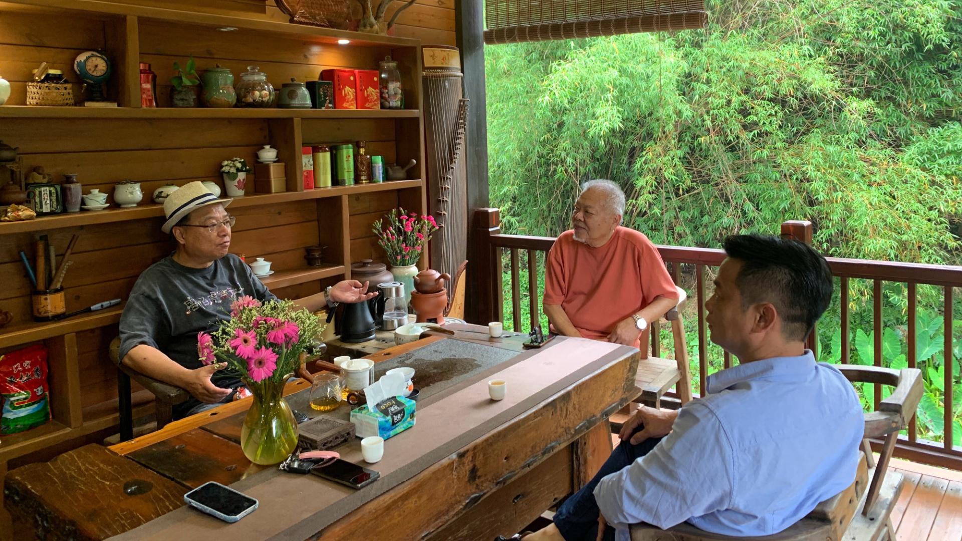 李力持|港星李力持定居内地！亲自打理花园生活悠闲，山间豪宅内景曝光