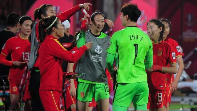 中国队|大逆转！中国女冰克隆女足剧本，门将连扑5点，下场不败＝进8强