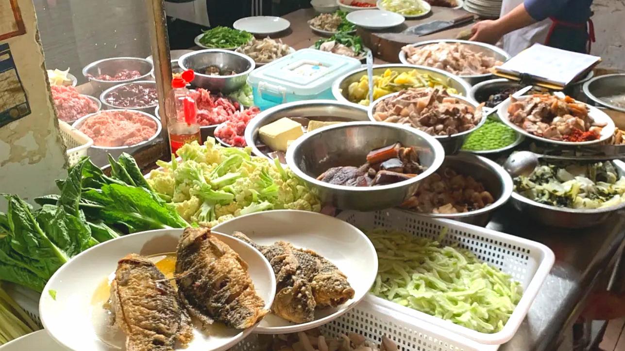 番茄|成都“骨灰级”的苍蝇馆子，3盘菜下2碗饭，味道巴适，人均30吃撑！