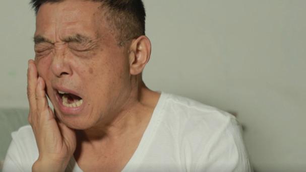 牙齿|55岁大哥喝酒30年，牙齿却“坚固如铁”，医生：睡前一件事做得好