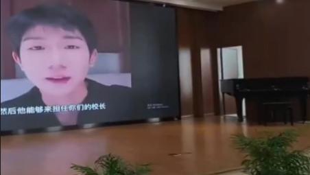 王源|王源素颜为老师录制视频，正能量王源也在逐步成为时代的印记