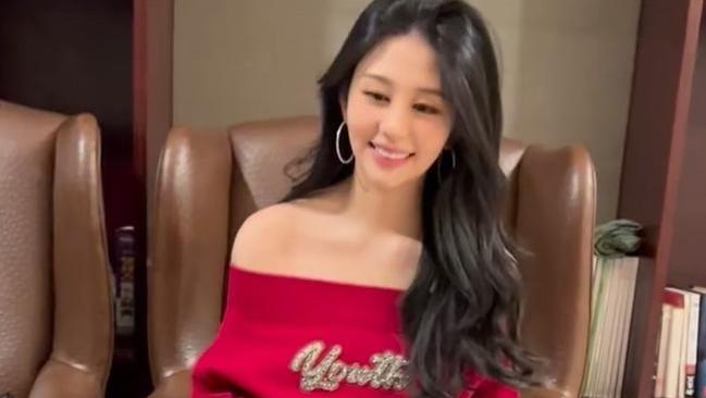 邱淑贞|邱淑贞的女儿和妈妈长的很像，露肩服装有气质，有港风美