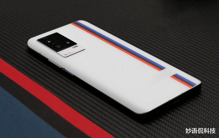 iqoo|双芯+E5屏+LTPO+256GB，发布8个月降价1500元，为新机让路