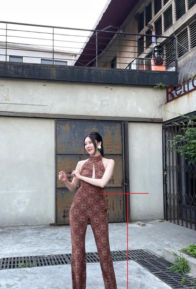 宋妍霏|女明星频繁营销身材让人反感：宋妍霏腰线、吉娜腰围、关晓彤长腿