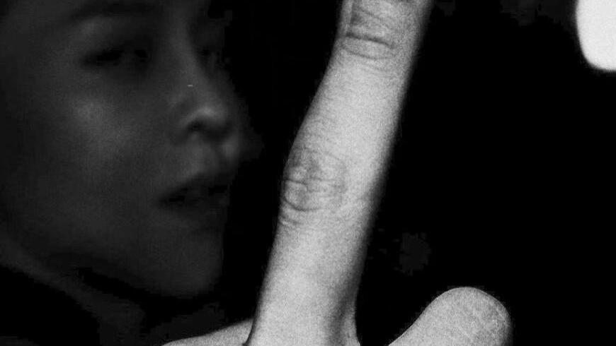 权志龙|回应与Jennie分手说？权志龙SNS上传“竖中指”头像，引发关注