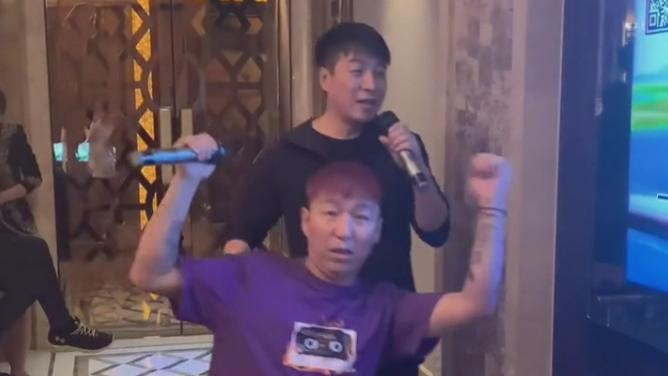 陈羽凡|陈羽凡现身KTV唱歌，身材暴瘦认不出，手舞足蹈精神亢奋引猜测