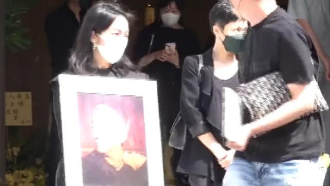 曾江|胡枫马海伦伤痛露面参加挚友曾江丧礼 两人离开前与曾江太太拥抱