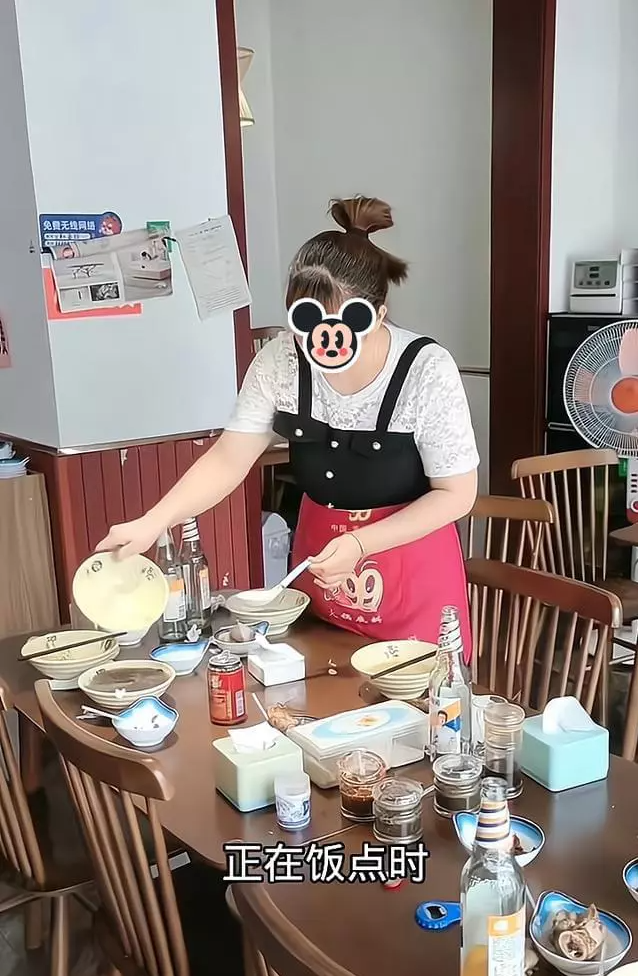 不当家不知柴米油盐贵, 同学来母亲开的饭店吃饭, 孩子擅自做主给免单